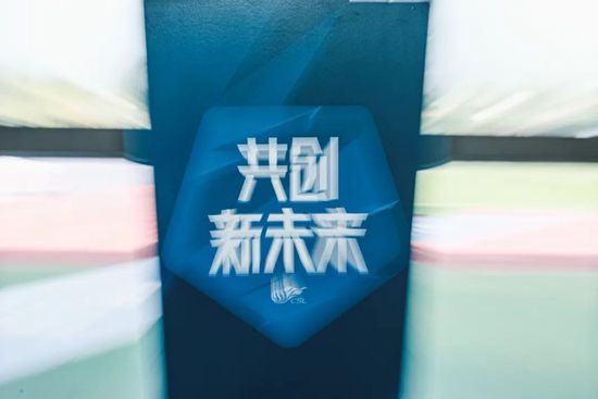 女教师在教室光着被调教